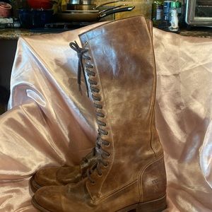 Frye brown lace up boot tall in good worn condition. It’s a light brown.